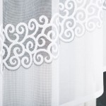 Firana gotowa DANIELA żakardowa, 300x140 cm, w kolorze białym, z dekoracyjnym wzorem w formie spiralnych motywów u dołu. Ujęcie frontalne, materiał lekko przezroczysty, wiszący, z wykończeniem na dole. Idealna do aranżacji okna w pomieszczeniu.