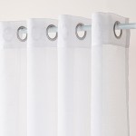 Firana gotowa ETAMINA w kolorze białym, 200x250 cm, na srebrnych przelotkach. Produkt z transparentnego materiału, widoczne przelotki z metalowym wykończeniem. Ujęcie frontalne. Firana wisząca, idealna do aranżacji okiennych.
