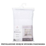 Firana WIKTORIA żakardowa, biała, 310x160 cm, w przezroczystym opakowaniu. Widoczny dekoracyjny wzór, tasiemka do zawieszenia. Umieszczona na prosto, z grafiką przedstawiającą aranżację na oknie. Tło białe, minimalistyczne.