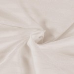 Pościel satyna bawełniana w kolorze kremowym, o strukturze z subtelnym wzorem pasków. Zdjęcie przedstawia materiał w zbliżeniu, ukazując jego miękkość i delikatny połysk. Widoczne fale materiału sugerują jego elastyczność i przyjemność w użytkowaniu.