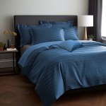 Pościel bambusowa satyna bawełniana 220x200 w kolorze chabrowym, wykonana z gładkiego materiału z delikatnym paskowaniem, rozłożona na łóżku. W zestawie poszewki na poduszki oraz poduszka dekoracyjna.