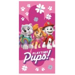 Różowy ręcznik dziecięcy bawełniany 70x140 cm z postaciami z Psi Patrol. Na tle w kwiaty widoczne trzy psy: Skye, Everest i Marshall. Napis „PLAYTIME PUPS!” w centralnej części. Produkt idealny dla dziewczynki.