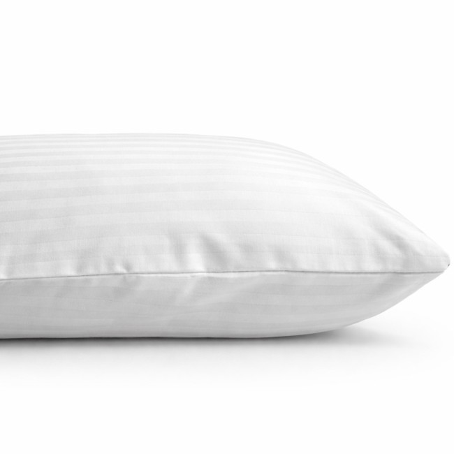 Pościel hotelowa bawełniana 160x200 w pasy 1cm, biała. Produkt leżący, z wyraźnym wzorem poziomych pasów. Widoczny detal zakończenia w formie zakładki 30 cm. Tło proste, co podkreśla teksturę materiału.