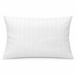 Pościel hotelowa bawełniana 160x200 w białe pasy 2-cm, widoczna z przodu. Produkt leży na płaskiej powierzchni. Materiał gładki, z delikatnym wzorem pasów. Brzeg poduszki zakończony zakładką na 30 cm. Tło proste, białe.