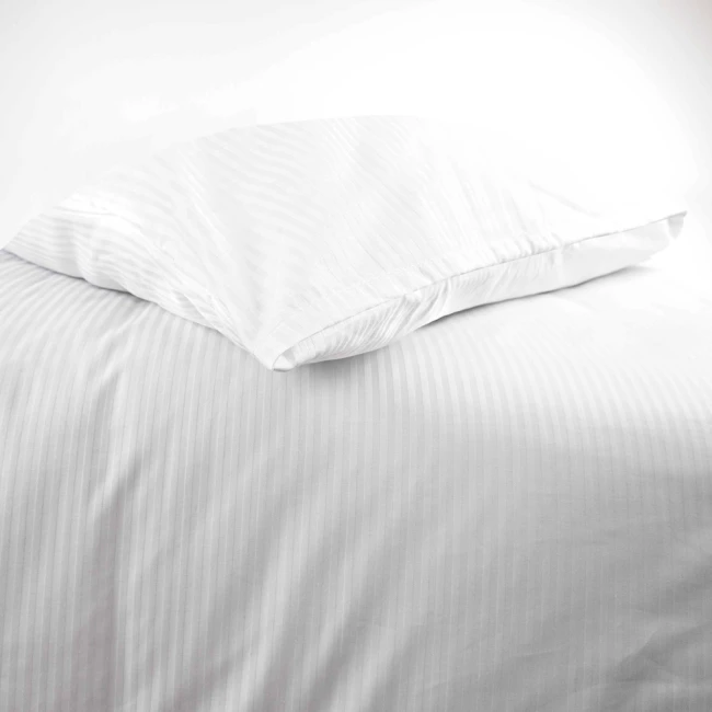 Pościel hotelowa bawełniana 160x200 w pasy 4-mm, biała na zakładkę 30 cm. Pościel leży płasko na jasnym tle, z poduszką w górnej części. Materiał ma delikatną fakturę z poziomymi paskami. Widoczna jest zakładka na 30 cm oraz zamek do zamykania.