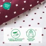 Pościel flanelowa 180x200 w kolorze bordowym z wzorem w renifery i kratkę; materiał miękki, teksturowany, z wyraźnymi, białymi kwadratami na bordowym tle. Ułożona poziomo, z jedną częścią widoczną z bliska, ukazując wzór i fakturę.