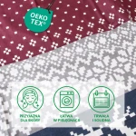 Pościel flanelowa 140x200 Arvena w bordowym kolorze, z białymi wzorami w renifery i kratkę oraz szaro-niebieskimi detalami. Materiał jest miękki, teksturowany. Produkt leży na płaskiej powierzchni, ukazując połączenie wzorów na całej długości.