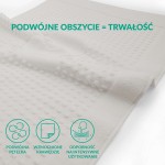 Szary dywanik łazienkowy 50x70 cm o dotykowej fakturze i wypukłych wzorach. Produkt leży na białym tle, z widocznym obrzeżem. W centralnej części delikatny wzór przypominający stopy. Tekstylia zapewniają wygodę i bezpieczeństwo na mokrej powierzchni.