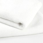 Ręcznik hotelowy AQUA 50x100 cm, gładki, biały, o gramaturze 400 g/m², składany w pół, z widoczną teksturą materiału. Idealny do użytku w hotelach i spa.