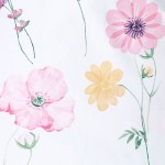 Pościel satynowa 180x200 cm w białym kolorze z pastelowymi akwarelowymi kwiatami, w tym różowymi makami i żółtymi stokrotkami. Wzór na gładkim tle podkreśla delikatność i świeżość. Idealna do sypialni, leżąca na jednolitym tle.