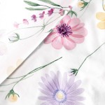 Pościel satyna bawełniana 220x200 Vellia w białym kolorze z pastelowymi, akwarelowymi kwiatami w odcieniach różu, fioletu i żółci. Materiał gładki, z delikatnym połyskiem. Widok z góry na złożone poszewki z kwiatowym wzorem.