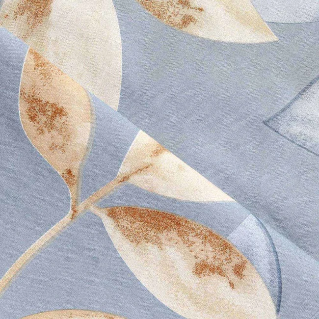 Pościel bawełniana 220x200 Sandleaf w kolorze niebieskim z beżowymi liśćmi. Wzór z dużymi, subtelnie teksturowanymi liśćmi, w jasnych odcieniach. Materiał gładki, stonowany, idealny do aranżacji sypialni.