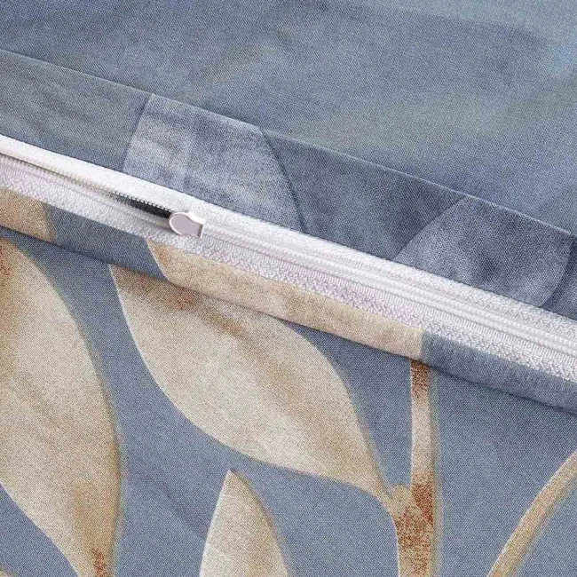 Pościel bawełniana 220x200 cm Sandleaf w niebieskim kolorze z beżowymi liśćmi. Zamek błyskawiczny na poszewce. Tekstura materiału gładka, z delikatnym wzorem.