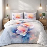 Pościel satyna bawełniana 140x200 Aurora w białym i niebieskim kolorze z pastelowymi różowymi kwiatami. Widoczny koc z kwiatowymi wzorami oraz dwa poszewki na poduszki, ułożone na łóżku w jasnym wnętrzu.