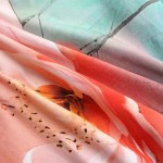 Pościel satyna bawełniana 160x200 Roselle w odcieniach szaro-zielonych z różowymi kwiatami. Widoczne detale kwiatowych wzorów oraz delikatna faktura materiału. Ułożona w warstwy, prezentuje pastelowe kolory na tle.