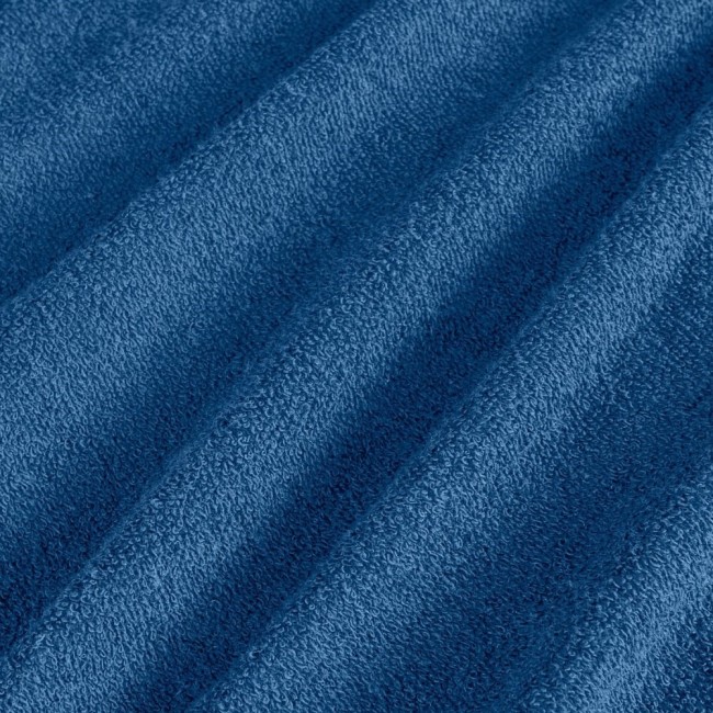 Pościel frotte w kolorze chabrowym o wymiarach 155x220 cm. Materiał o teksturze miękkiej, pętelkowej, z widocznymi wypustkami. Ułożona w falach, co podkreśla jej fakturę.