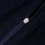 Pościel frotte w kolorze ciemnego niebieskiego, granatowego z widocznym zamkiem błyskawicznym. Materiał o miękkiej, teksturowanej powierzchni, podkreślającej właściwości komfortowe. Ujęcie z bliska na detal zamka.