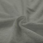 Poszewka frotte 80x80 w kolorze szarym, wykonana z miękkiego materiału o teksturowanej powierzchni. Złożona w delikatne fałdy, eksponuje swoją przyjemną fakturę i neutralny odcień.