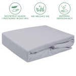 Prześcieradło frotte z gumką w kolorze popielatym, o wymiarach 80x180 cm, leżące na boku. Materiał jest miękki, gładki w dotyku, odporny na mechacenie. Idealne do użytku na materacu, zapewniające komfort i estetykę.