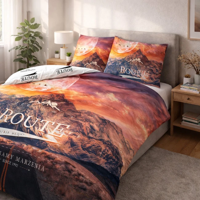 Pościel bawełniana 160x200 cm w motywie górskim z zachodem słońca, z nadrukiem ROUTE na narzucie i poszewkach. Kolory: pomarańczowy, fioletowy i niebieski. Pościel z zamkiem błyskawicznym, rozłożona w pięknej nowoczesnej sypialni.