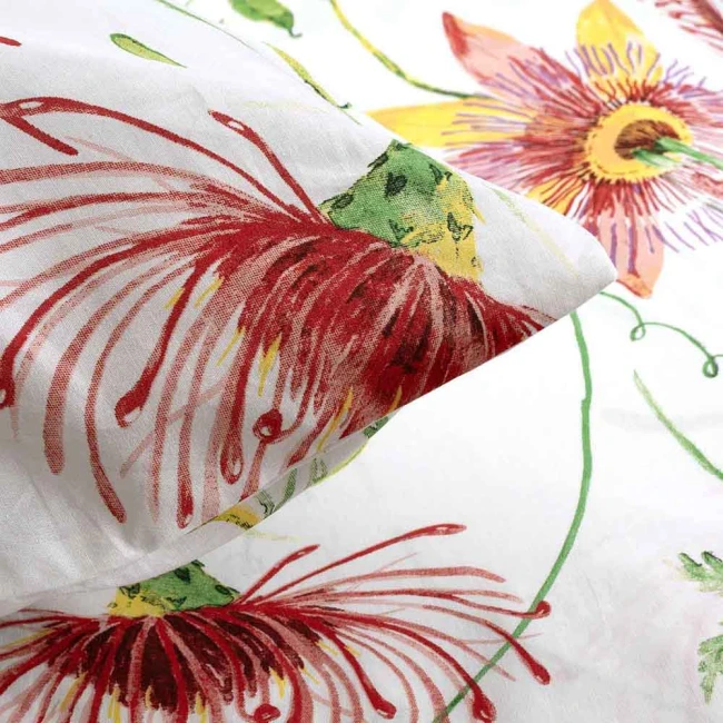 Poszewka dekoracyjna bawełniana 40x40 Sunny Bloom biała w kolorowe letnie kwiaty, Cottonlove