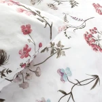 Poszewka dekoracyjna bawełniana 40x40 Soft Meadow biała w kolorowe wiosenne kwiaty, Cottonlove