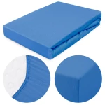 Prześcieradło jersey z gumką 70x140 w kolorze chabrowym, leżące na płaskiej powierzchni. Materiał ma gładką teksturę, a gumka w obrzeżu zapewnia dopasowanie. Na zdjęciu widać również szczegóły uszycia oraz zbliżenie na fakturę dzianiny.