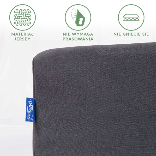 Prześcieradło jersey z gumką 80x160 w kolorze antracytowym, leżące na gładkim tle. Z materiału, który nie wymaga prasowania i nie gniecie się. Widoczna etykieta marki Darymex po lewej stronie. Tekstura materiału gładka, bez wzorów.