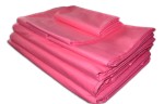 Poszewka wsypowa 70x80 w intensywnym różowym kolorze, z gładką, jednolitą fakturą. Produkt złożony w stos. Widoczne, starannie wykończone krawędzie. Idealna do dekoracji wnętrz lub jako element poszewek dla poduszek.